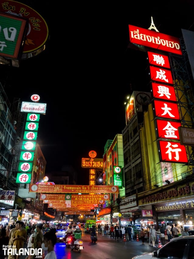 Noche en mercado nocturno Chinatown Bangkok