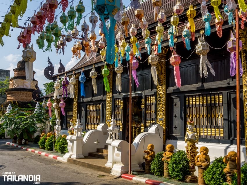 Paseando por templo Wat Inthakhin Sadue Muang