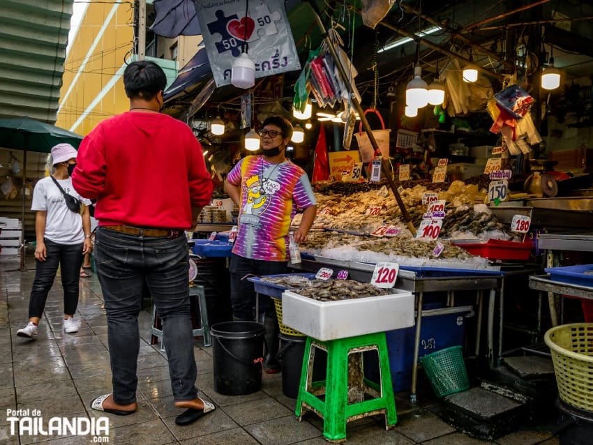 Pescadería en el mercado de Huay Khwang