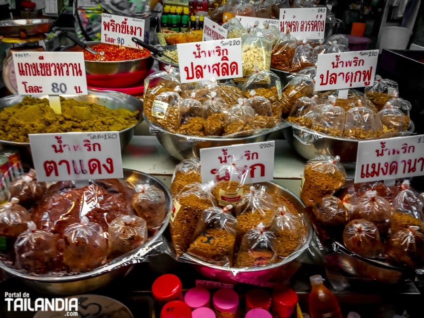 Productos alimentación mercado de Huay Khwang en Bangkok
