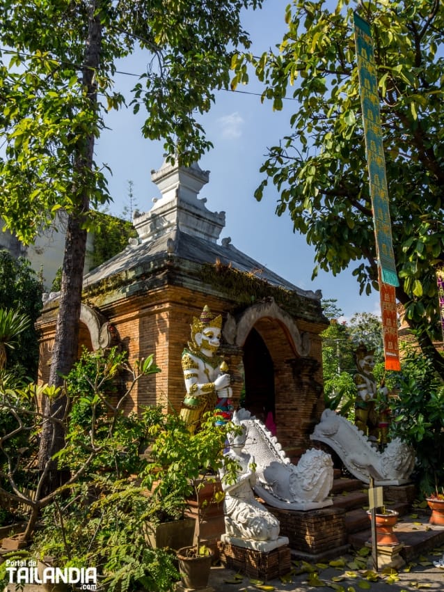 Recorriendo el Wat Inthakhin Sadue Muang