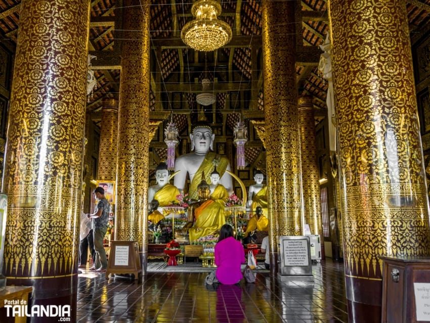 Rezando en Wat Inthakhin Sadue Muang de Chiang Mai