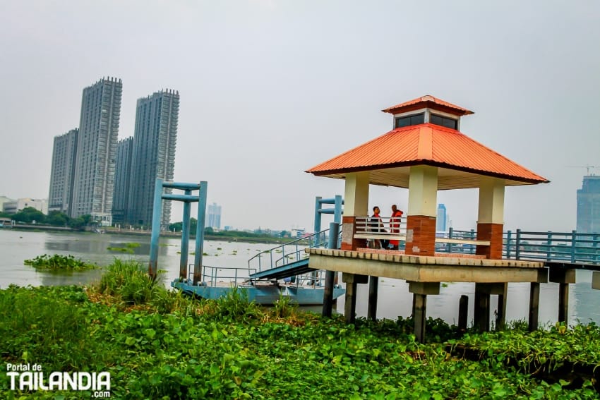 Río Chao Phraya en Wat Daeng Thammachat