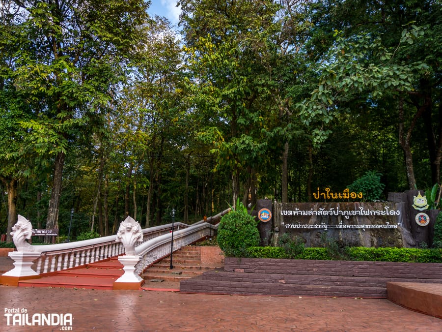 Acceso a Khao Kradong en Buriram