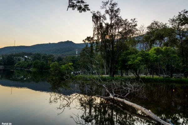 Ang Kaew el lago de la Universidad de Chiang Mai Ang Kaew el lago de la Universidad de Chiang Mai