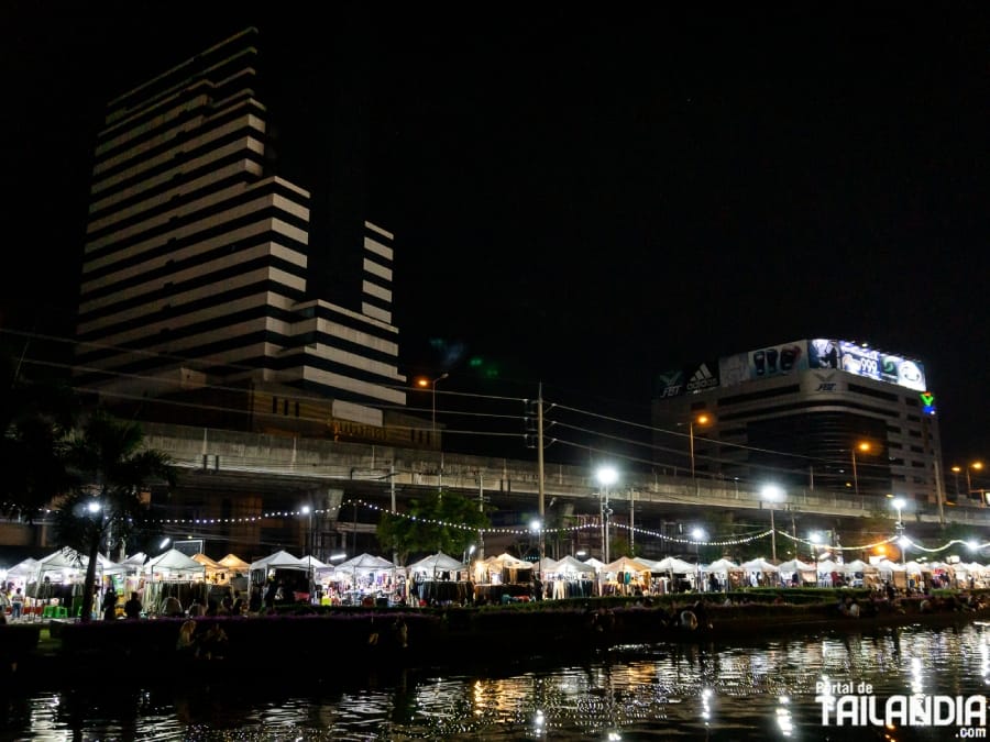 Anochece en el mercado nocturno de Ramkhamhaeng