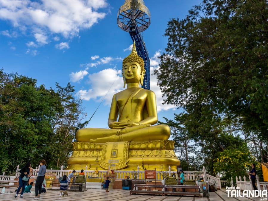 Buda en la cima de Kaho Kradong