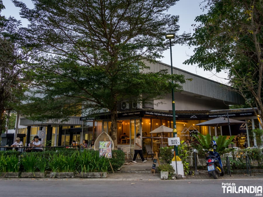 Cafetería en el lago Ang Kaew de Chiang Mai