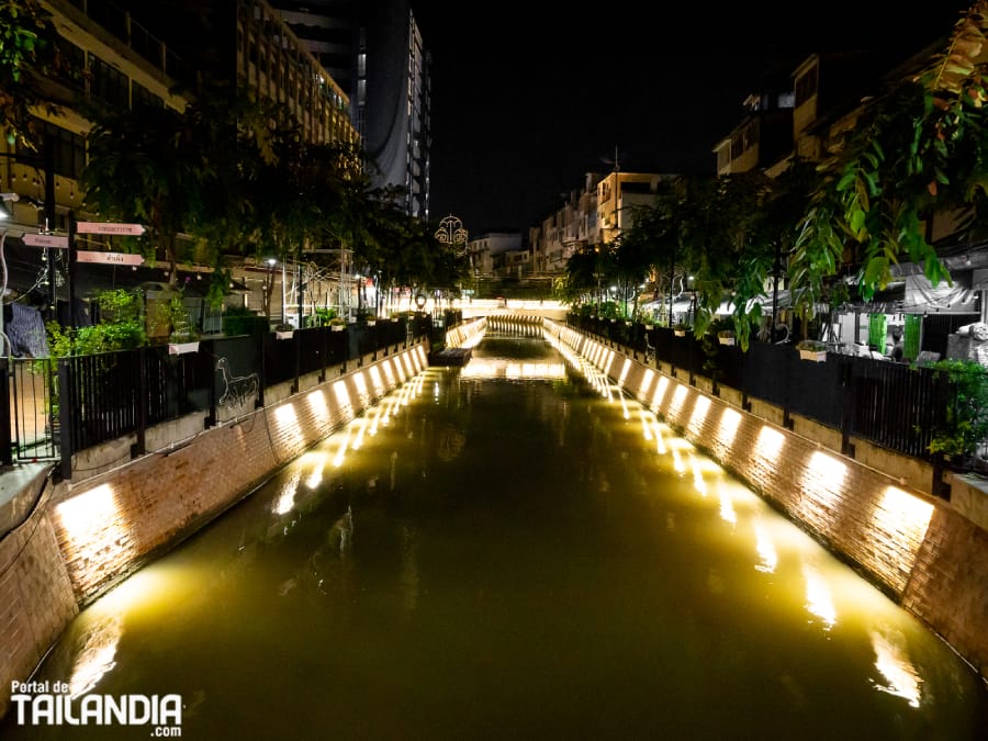 Canal de agua Khlong Ong Ang de Bangkok