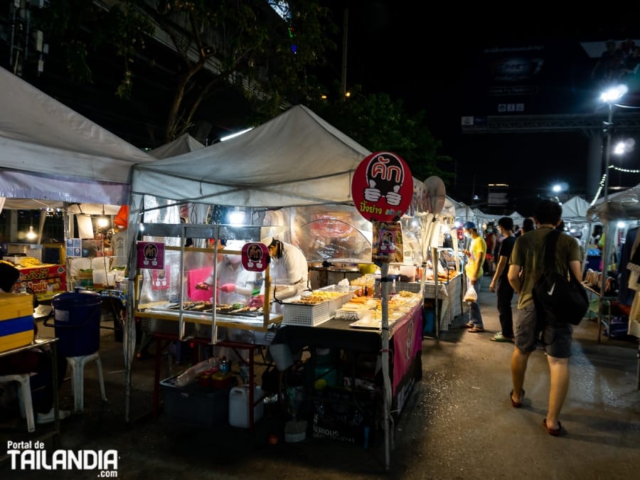 Comida callejera en el mercado nocturno de Ramkhamhaeng