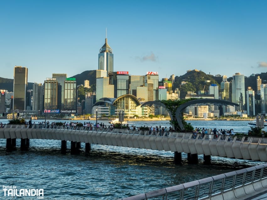 Contemplando la avenida de las estrellas en Hong Kong