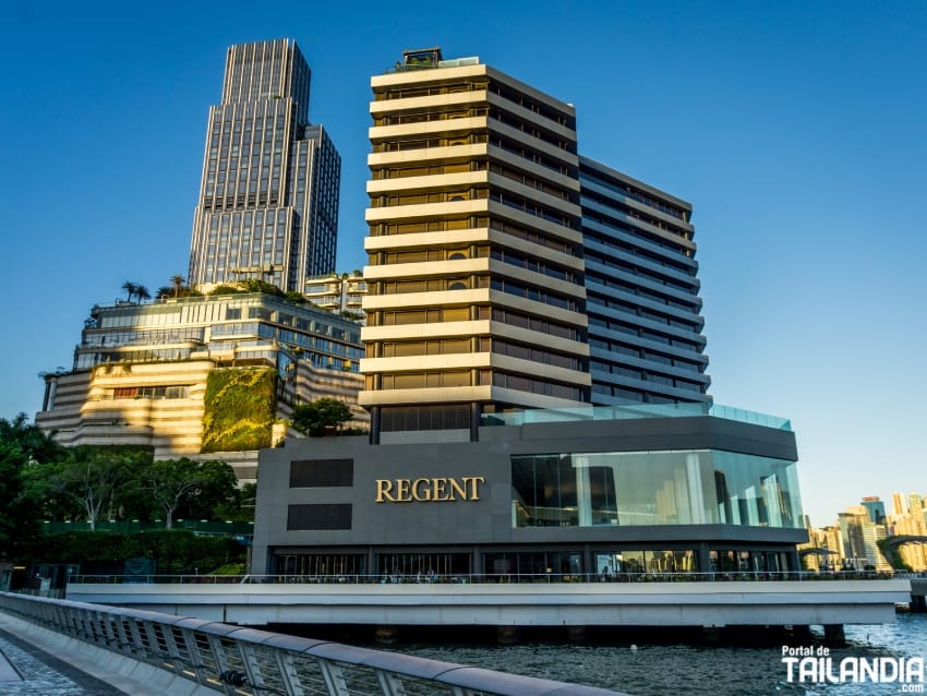Edificios en frente de la bahía de Hong Kong