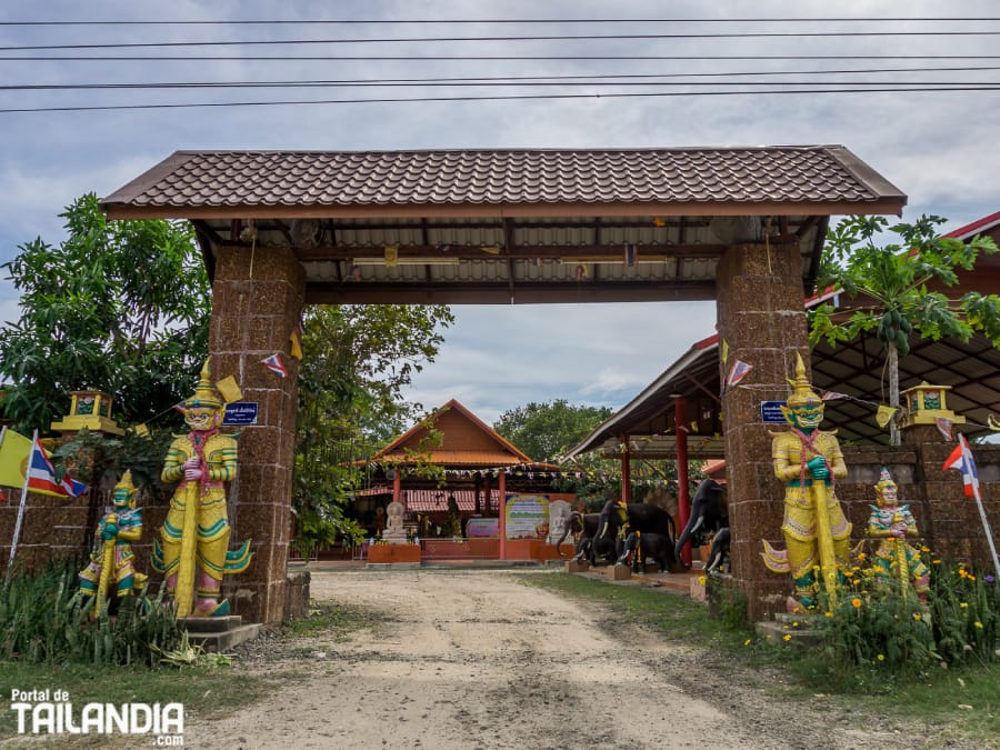 Entrada al templo Wat Pa Chai Wararam de Buriram