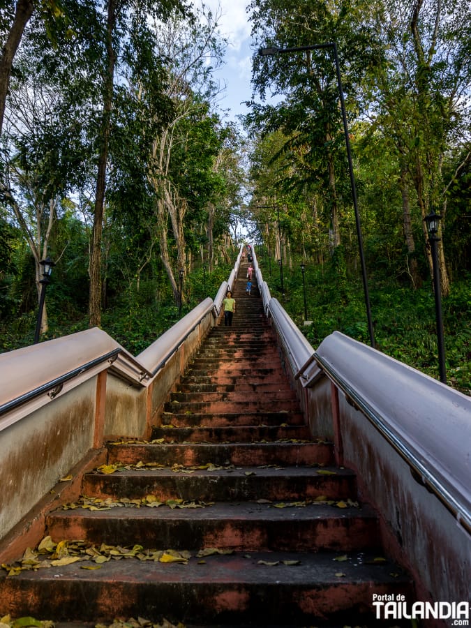 Escaleras de ascenos a Khao Kradong en Buriram