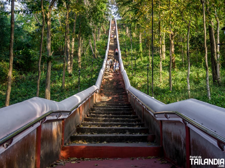 Escalers de subida a Khao Kradong