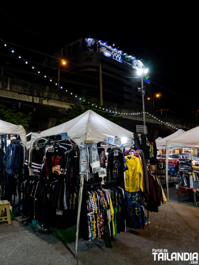 Explorando el mercado de Ramkhamhaeng en Bangkok