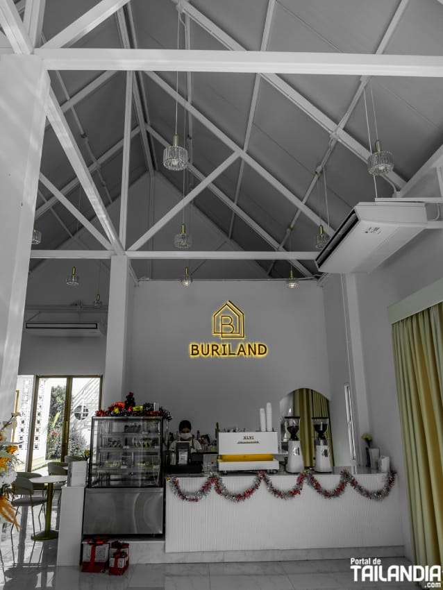 Interior de la cafetería de Buriland en Tailandia