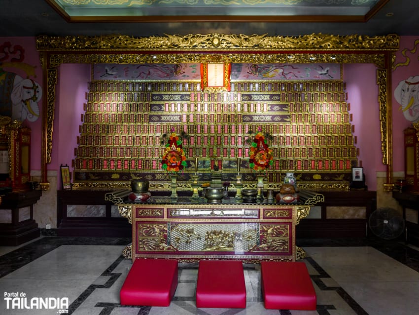 Interior del santuario budista en Hong Kong
