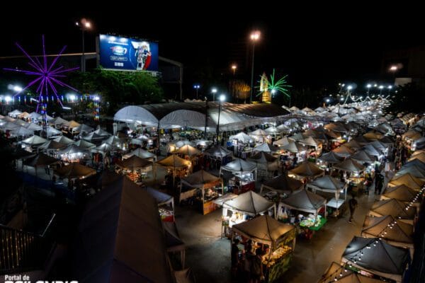 Mercado Nocturno de Ramkhamhaeng en Bangkok Mercado Nocturno de Ramkhamhaeng en Bangkok
