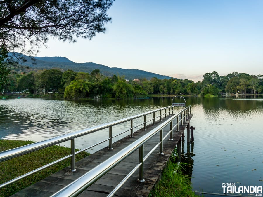 Muelle del lago en la Universidad de Chiang Mai