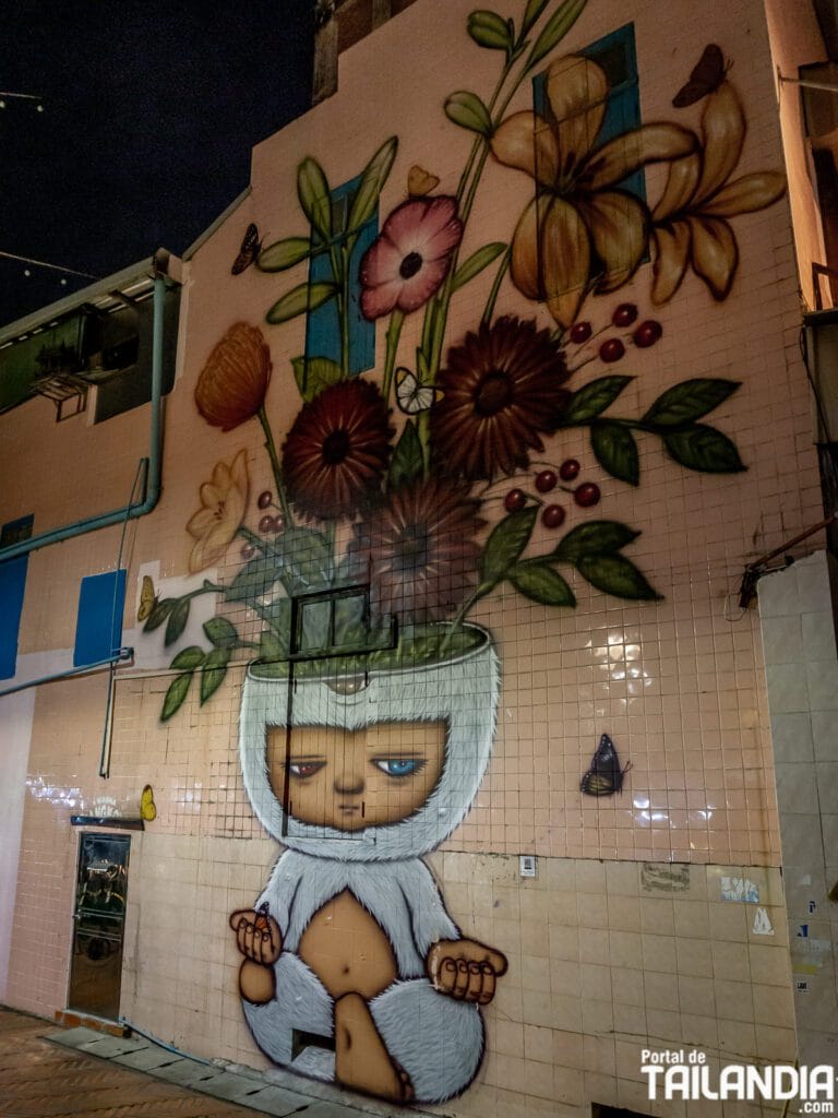 Murales pintados en canal Khlong Ong