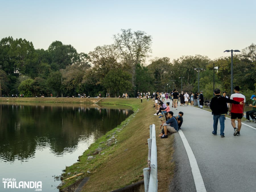 Paseando por el lago Ang Kaew de la Univesidad de Chiang Mai