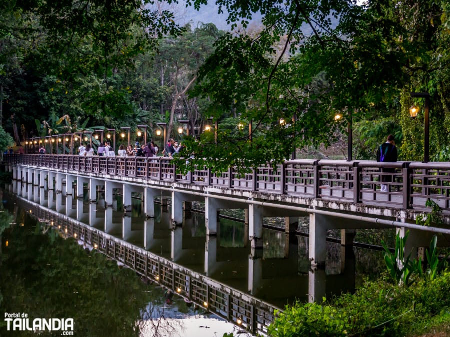 Puente de Ang Kaew en la universidad de Chiang Mai
