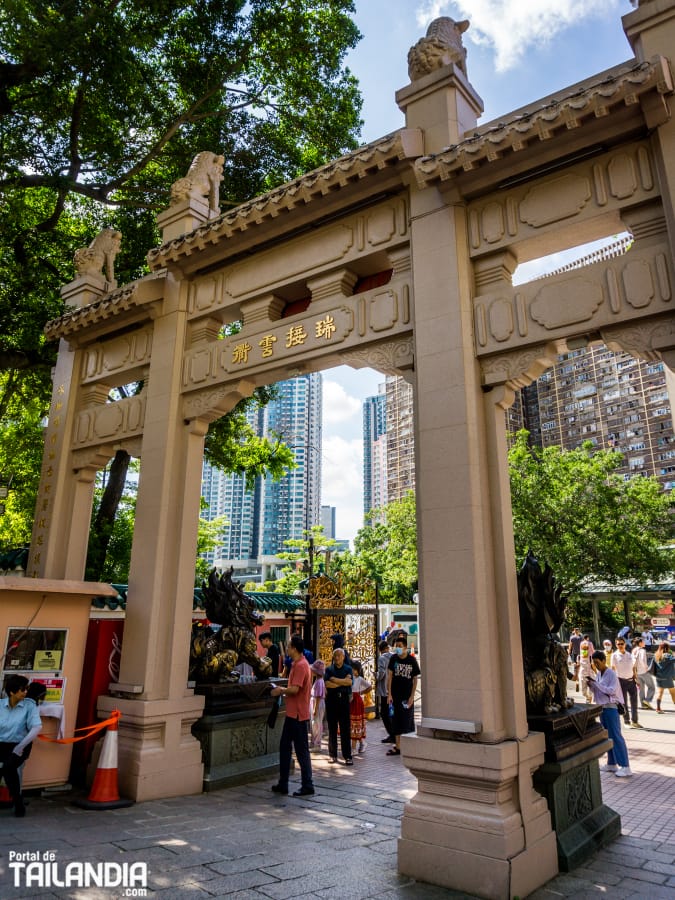 Puerta de acceso al templo Wong Tai Sin