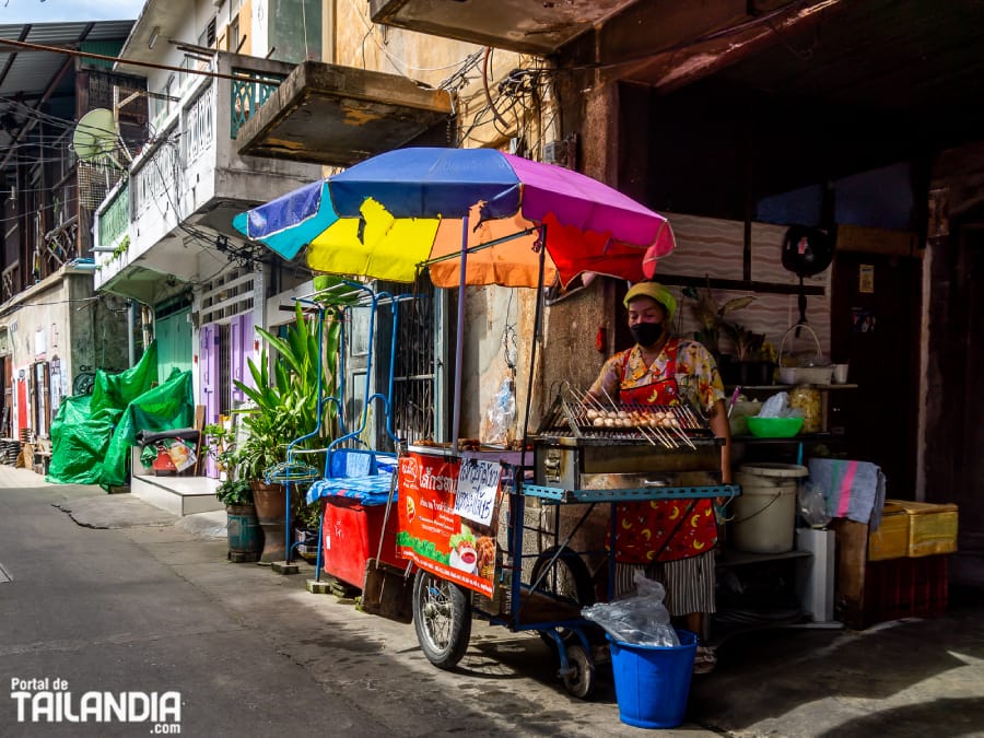 Puesto de comida en Talad Noi de Bangkok