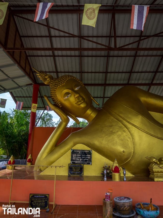 Rezando en el templo de Buriram en Isaan