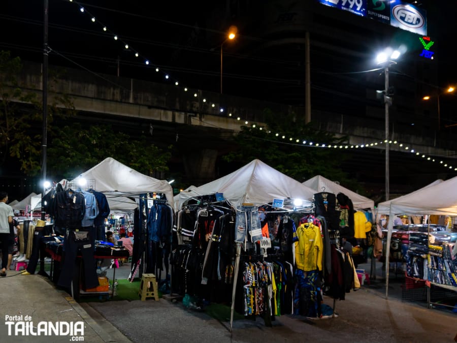 Ropa y moda en el mercado nocturno de Ramkhamhaeng
