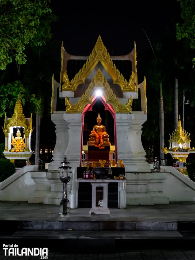 Santuario en el merado nocturni de Ramkhamhaeng
