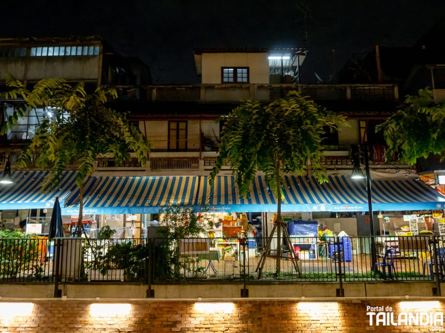 Tiendas en el canal Khlong Ong Ang de Bangkok