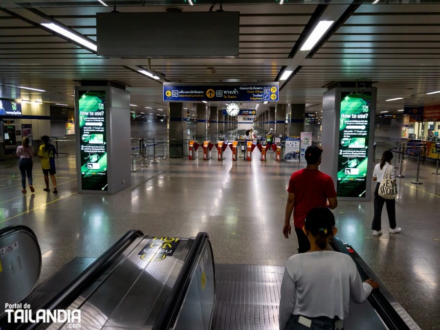 Accediendo el metro de Bangkok subterráneo