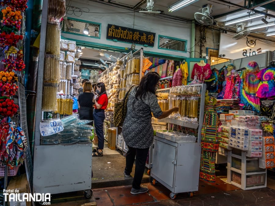 Buscando gangas en Sampeng Market de Bangkok