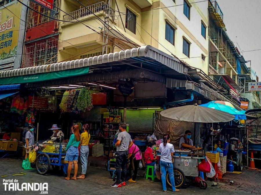 Comiendo algo en el mercado Sampeng de Bangkok