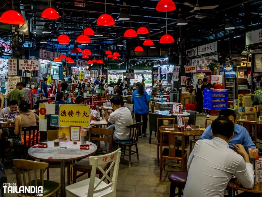Comiendo en el mercado Haiphong Road