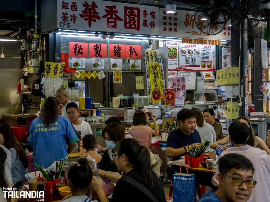 Conversando en el mercado de Haiphong Road