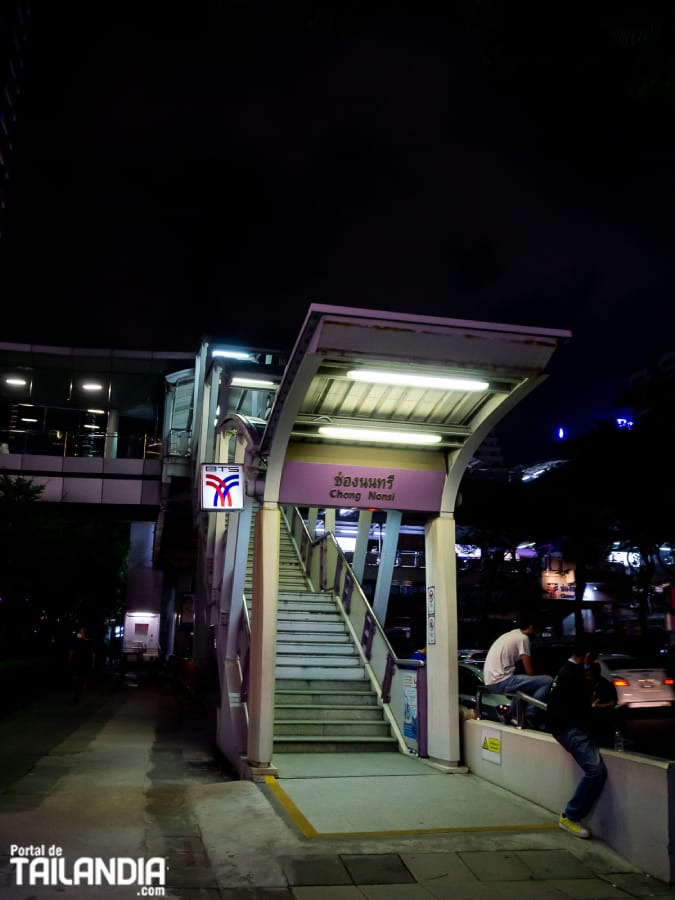 Escalera de acceso a Skytrain Chong Nonsi