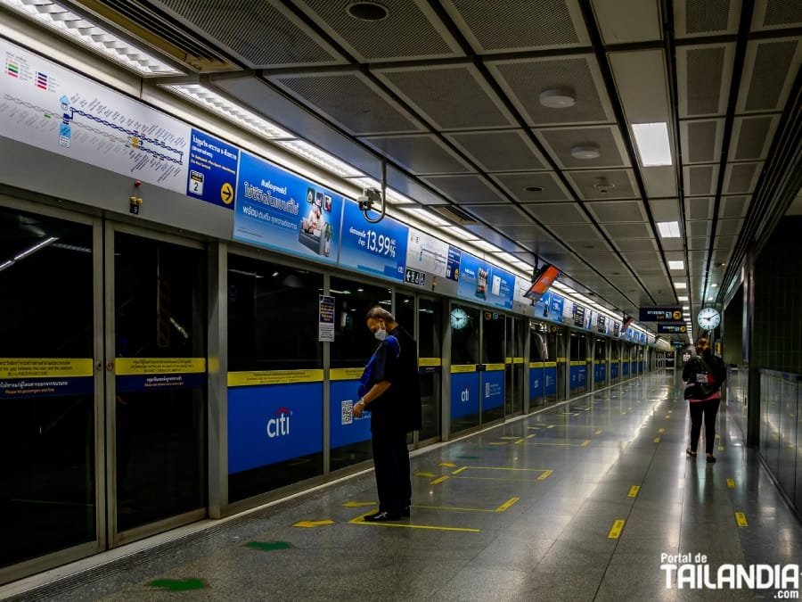Esperando el metro de Bangkok de noche