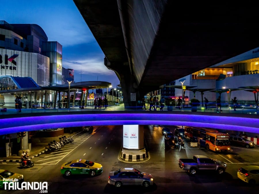 Explorando la zona de Siam de noche en Bangkok
