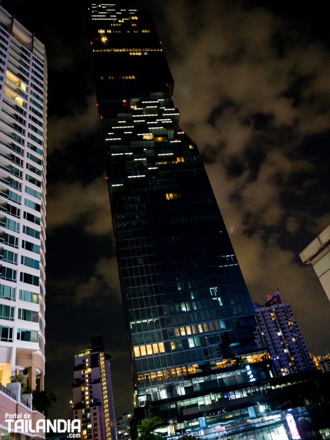 Torre Mahanakhon de noche