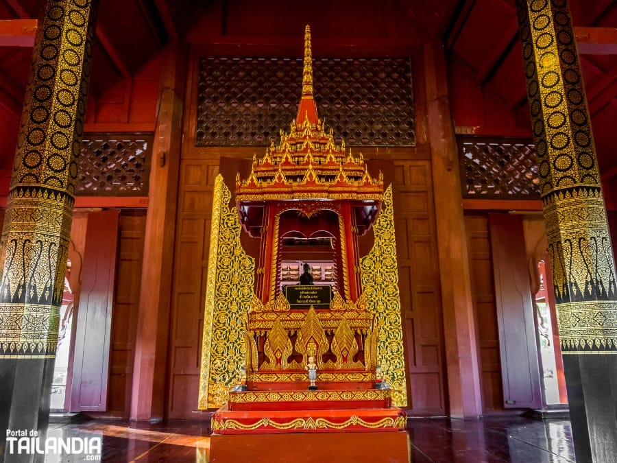 Buda del interior palacio del Rey Tigre en Siam