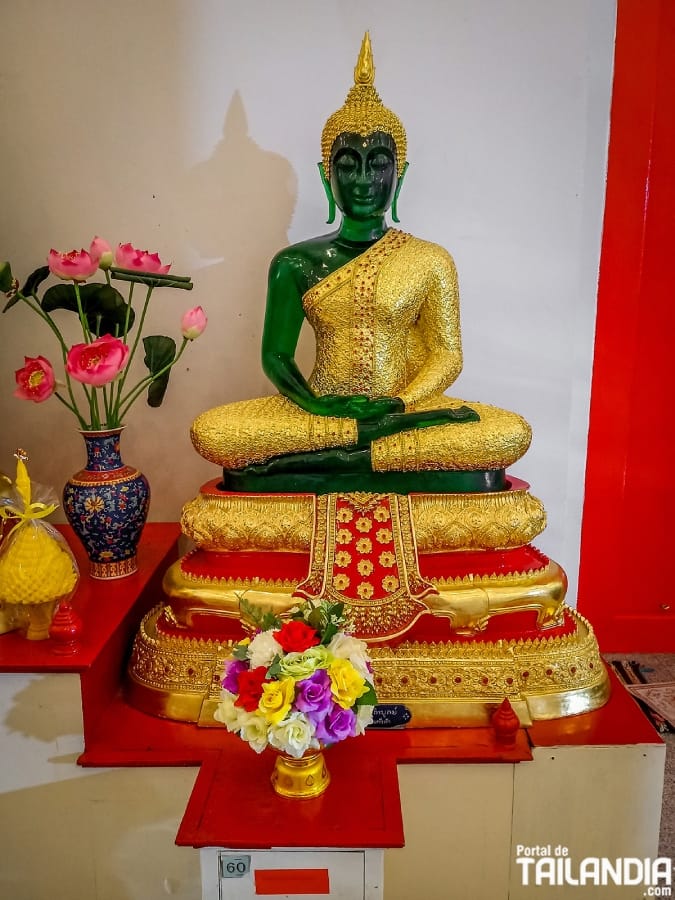 Buda en el templo cerca del río