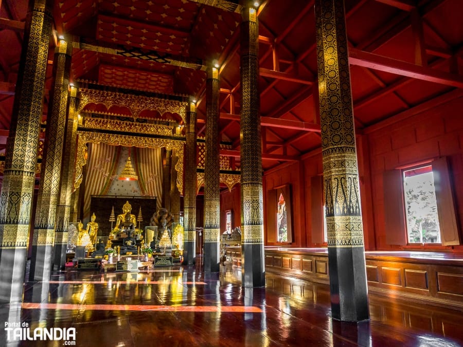 Budas del templo y palacio del rey tigre en Tailandia