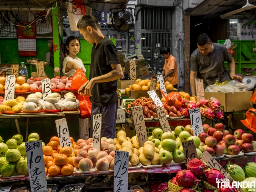 Comprando fruta en Reclamation street market