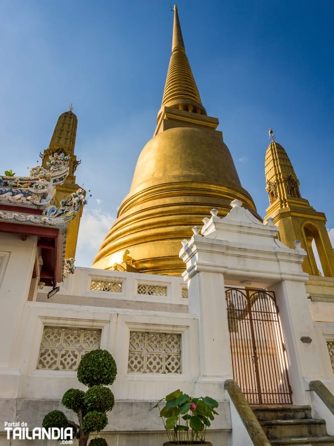 Contemplando el templo Wat Bowonniwet de Bangkok