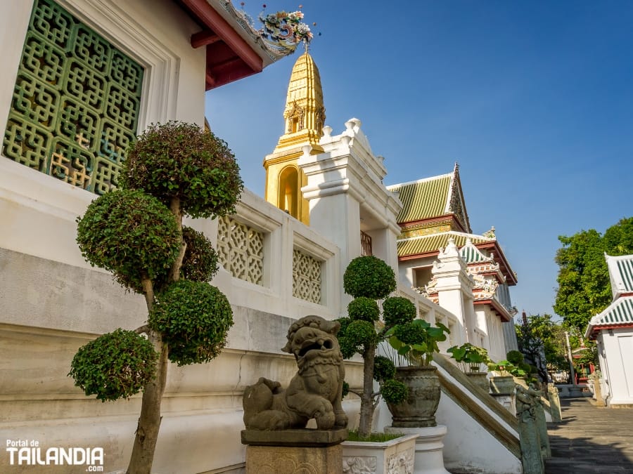 Explorando el templo Wat Bowonniwet de Bangkok