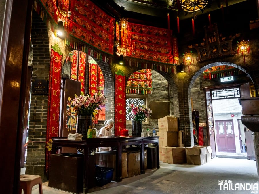 Interior del templo Lin Fa Kung en Hong Kong