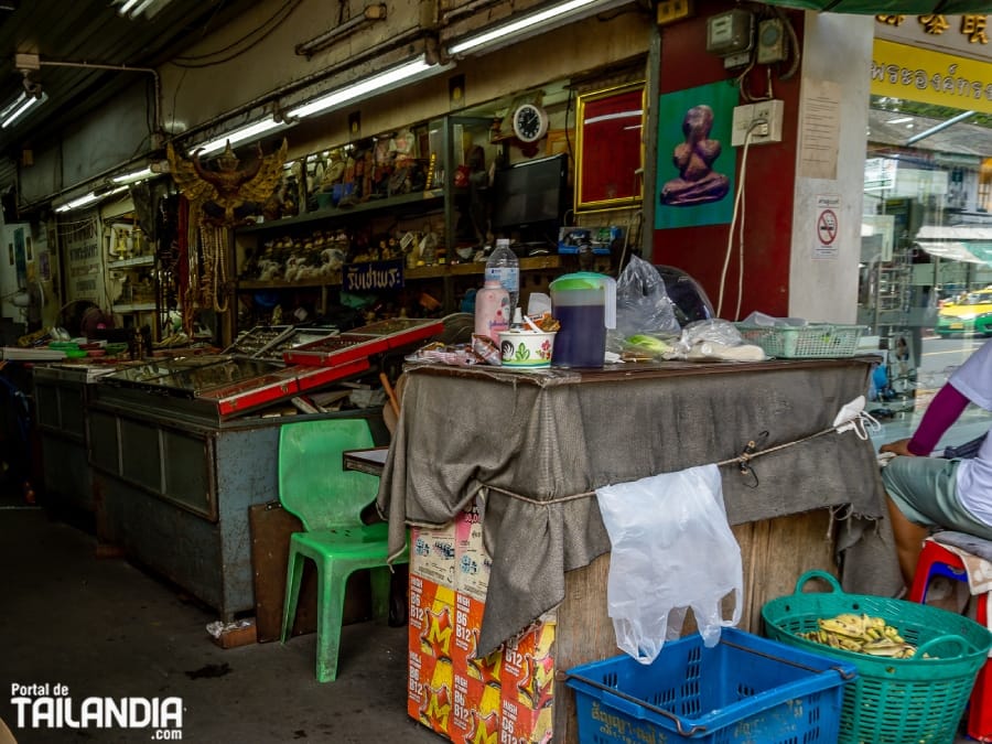 Mercado secreto de los amuletos en Bangkok